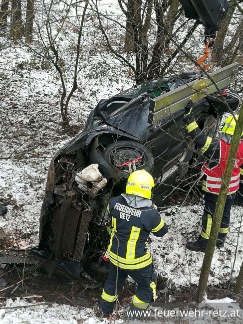 Foto 2, 07.12.2017, Technischer Einsatz - Fahrzeugbergung Foto 2, 07.12.2017, Technischer Einsatz - Fahrzeugbergung