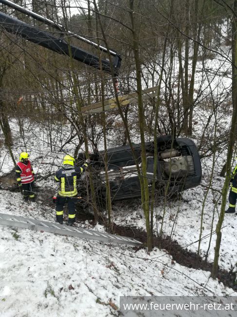 Foto 4, 07.12.2017, Technischer Einsatz - Fahrzeugbergung Foto 4, 07.12.2017, Technischer Einsatz - Fahrzeugbergung