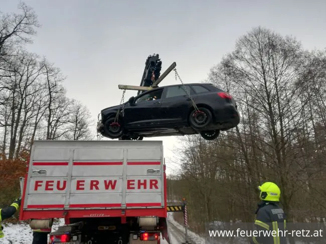 Foto 6, 07.12.2017, Technischer Einsatz - Fahrzeugbergung Foto 6, 07.12.2017, Technischer Einsatz - Fahrzeugbergung