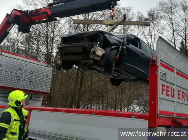 Foto 7, 07.12.2017, Technischer Einsatz - Fahrzeugbergung Foto 7, 07.12.2017, Technischer Einsatz - Fahrzeugbergung
