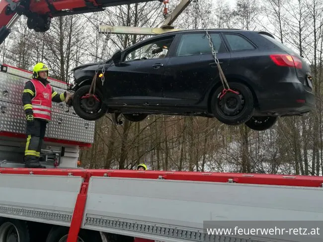 Foto 8, 07.12.2017, Technischer Einsatz - Fahrzeugbergung Foto 8, 07.12.2017, Technischer Einsatz - Fahrzeugbergung