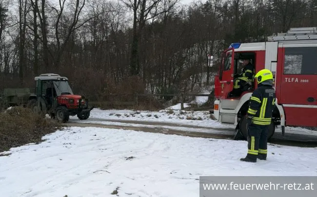 Foto 2, 05.03.2018, Technischer Einsatz - Bergung eines landwirtschaftlichen Fahrzeuges