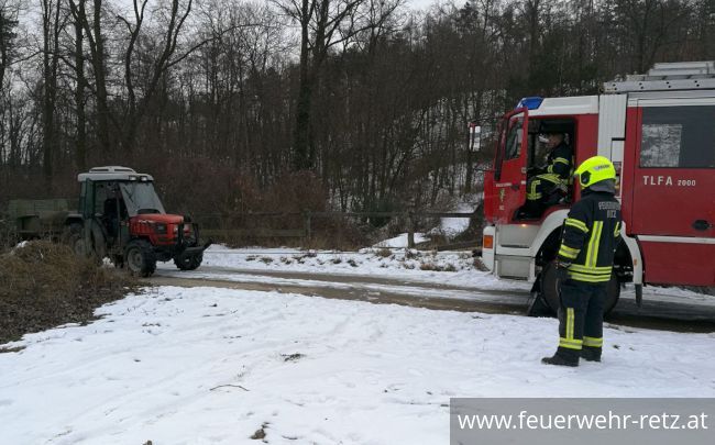 Foto 2, 05.03.2018, Technischer Einsatz - Bergung eines landwirtschaftlichen Fahrzeuges