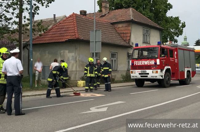 Foto 1, 07.05.2018, Schadstoffeinsatz - Benzinspur beseitigen Foto 1, 07.05.2018, Schadstoffeinsatz - Benzinspur beseitigen