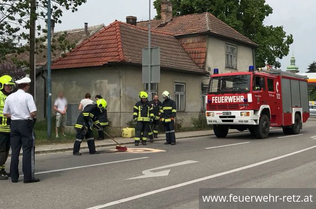 Foto 1, 07.05.2018, Schadstoffeinsatz - Benzinspur beseitigen 