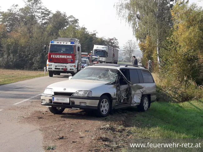 Foto 2, 19.10.2018, Technischer Einsatz - Fahrzeugbergung nach Verkehrsunfall