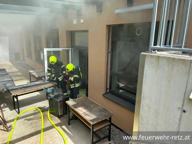Foto 1, 09.05.2023, Brandeinsatz - Brand in Retzer Mittelschule