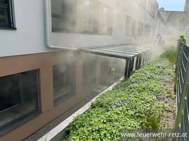 Foto 2, 09.05.2023, Brandeinsatz - Brand in Retzer Mittelschule