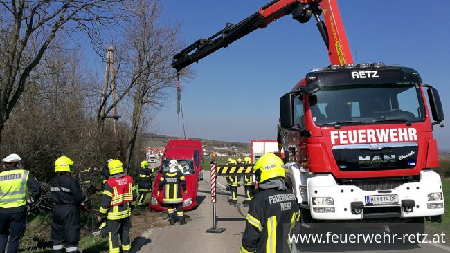 Foto 5, 08.04.2018, Technischer Einsatz - PKW-Bergung nach Überschlag Foto 5, 08.04.2018, Technischer Einsatz - PKW-Bergung nach Überschlag