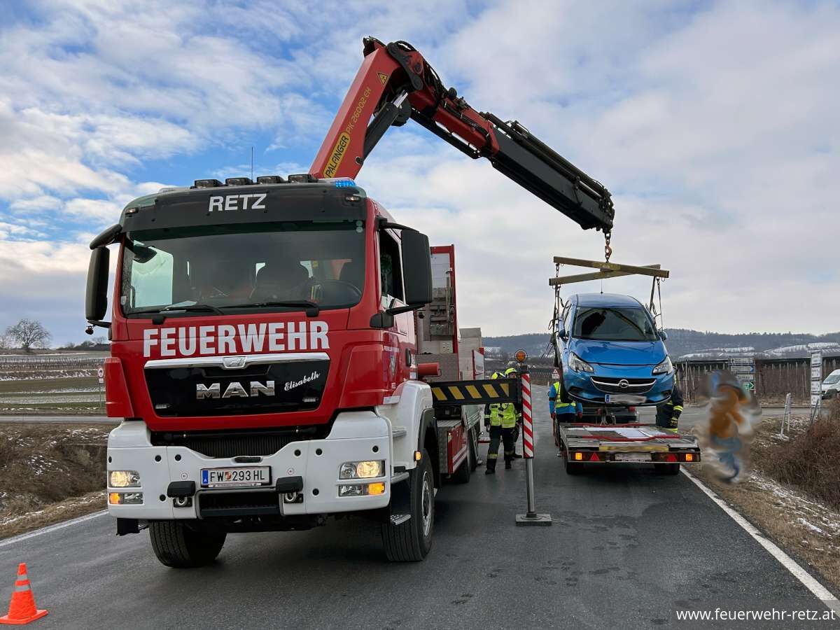 Foto 4, 13.01.2024, Technischer Einsatz - Fahrzeugbergung mit WLFA-K Foto 4, 13.01.2024, Technischer Einsatz - Fahrzeugbergung mit WLFA-K