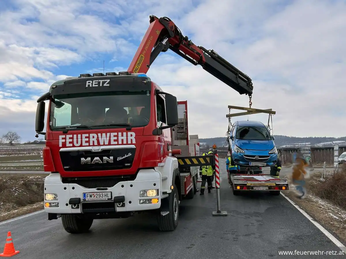 Foto 4, 13.01.2024, Technischer Einsatz - Fahrzeugbergung mit WLFA-K