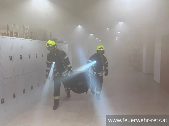 Foto 3, 09.05.2023, Brandeinsatz - Brand in Retzer Mittelschule