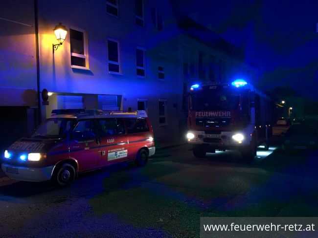 Foto 1, 03.10.2021, Technischer Einsatz - Eingeschlossene Person in Aufzug vermutet