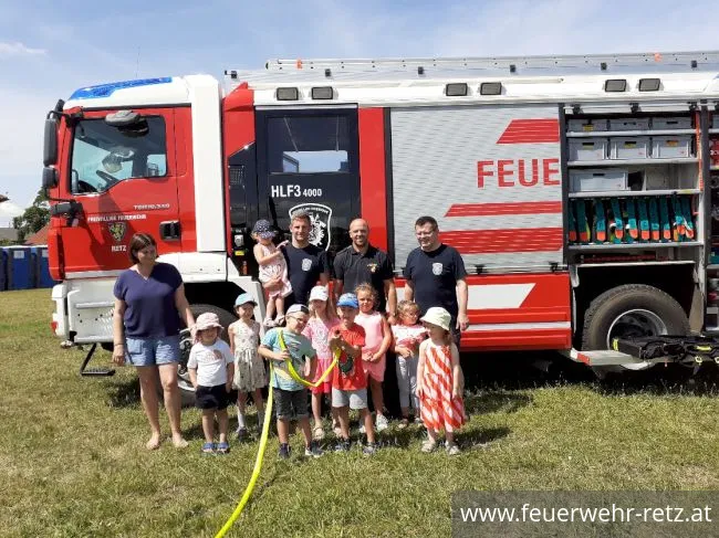 Foto 1, 01.07.2022, Kindergarten Rupert Rockenbauer Platz zu Besuch bei der FF-Retz Foto 1, 01.07.2022, Kindergarten Rupert Rockenbauer Platz zu Besuch bei der FF-Retz