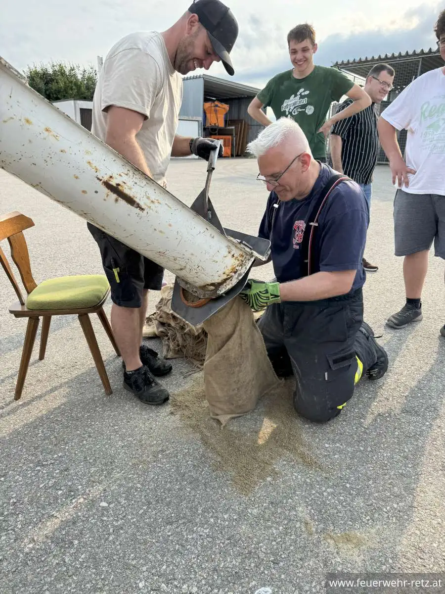 Foto 4, 06.06.2025, Vorbereitung von Sandsäcken für den Hochwasserschutz Foto 4, 06.06.2025, Vorbereitung von Sandsäcken für den Hochwasserschutz