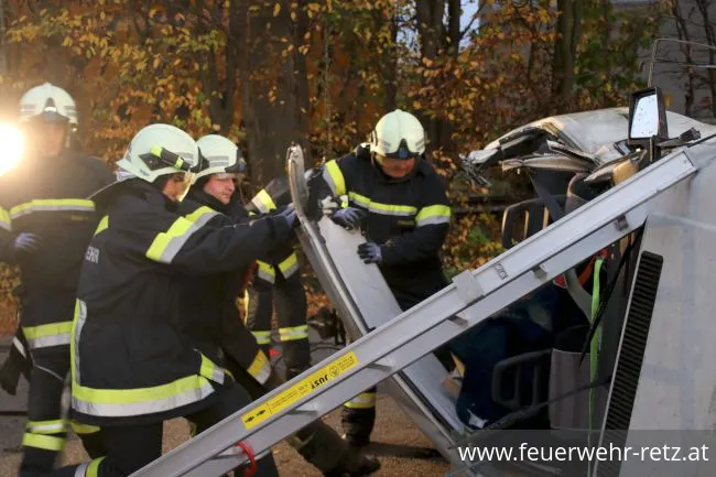 Foto 9, 07.11.2022, Übung - Technische Hilfeleistung nach Verkehrsunfall Foto 9, 07.11.2022, Übung - Technische Hilfeleistung nach Verkehrsunfall