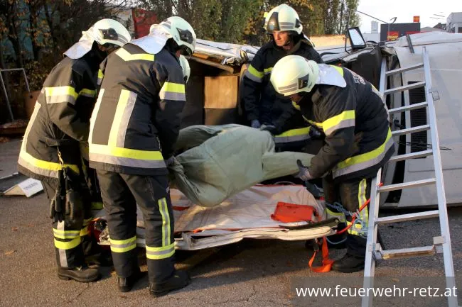 Foto 11, 07.11.2022, Übung - Technische Hilfeleistung nach Verkehrsunfall Foto 11, 07.11.2022, Übung - Technische Hilfeleistung nach Verkehrsunfall