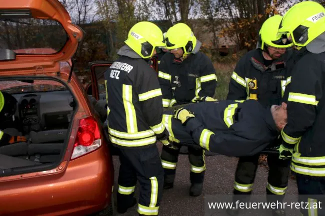 Foto 17, 07.11.2022, Übung - Technische Hilfeleistung nach Verkehrsunfall Foto 17, 07.11.2022, Übung - Technische Hilfeleistung nach Verkehrsunfall