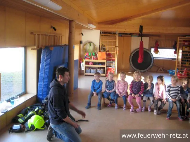 Foto 1, 07.03.2019, Feuerwehr besucht Kindergarten - Kinder begeistert von Helm und Einsatzjacke Foto 1, 07.03.2019, Feuerwehr besucht Kindergarten - Kinder begeistert von Helm und Einsatzjacke