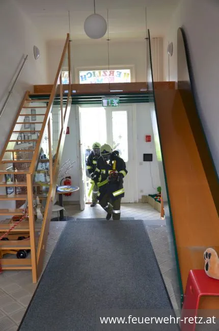 Foto 4, 19.03.2019, Küchenbrand mit einer vermissten Person - Übung im Kindergarten Retz Foto 4, 19.03.2019, Küchenbrand mit einer vermissten Person - Übung im Kindergarten Retz