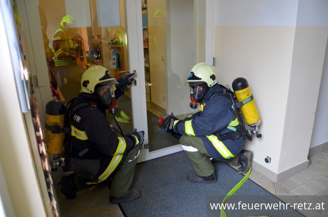 Foto 5, 19.03.2019, Küchenbrand mit einer vermissten Person - Übung im Kindergarten Retz
