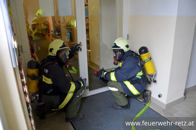 Foto 5, 19.03.2019, Küchenbrand mit einer vermissten Person - Übung im Kindergarten Retz Foto 5, 19.03.2019, Küchenbrand mit einer vermissten Person - Übung im Kindergarten Retz