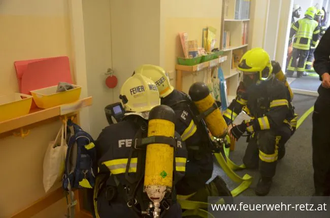 Foto 6, 19.03.2019, Küchenbrand mit einer vermissten Person - Übung im Kindergarten Retz Foto 6, 19.03.2019, Küchenbrand mit einer vermissten Person - Übung im Kindergarten Retz