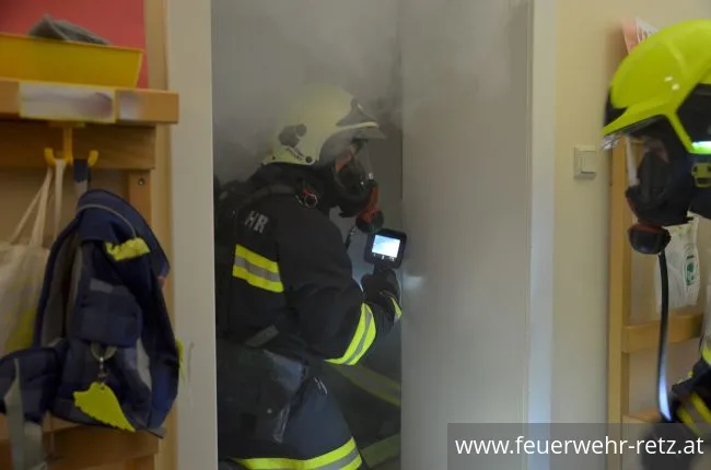 Foto 7, 19.03.2019, Küchenbrand mit einer vermissten Person - Übung im Kindergarten Retz Foto 7, 19.03.2019, Küchenbrand mit einer vermissten Person - Übung im Kindergarten Retz