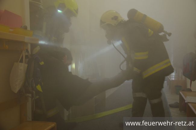 Foto 8, 19.03.2019, Küchenbrand mit einer vermissten Person - Übung im Kindergarten Retz