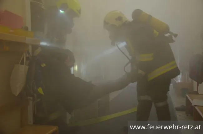 Foto 8, 19.03.2019, Küchenbrand mit einer vermissten Person - Übung im Kindergarten Retz Foto 8, 19.03.2019, Küchenbrand mit einer vermissten Person - Übung im Kindergarten Retz