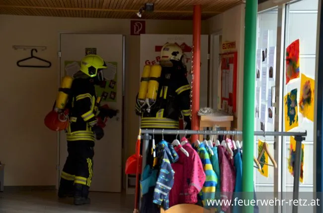 Foto 9, 19.03.2019, Küchenbrand mit einer vermissten Person - Übung im Kindergarten Retz Foto 9, 19.03.2019, Küchenbrand mit einer vermissten Person - Übung im Kindergarten Retz