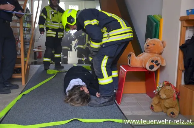 Foto 10, 19.03.2019, Küchenbrand mit einer vermissten Person - Übung im Kindergarten Retz Foto 10, 19.03.2019, Küchenbrand mit einer vermissten Person - Übung im Kindergarten Retz