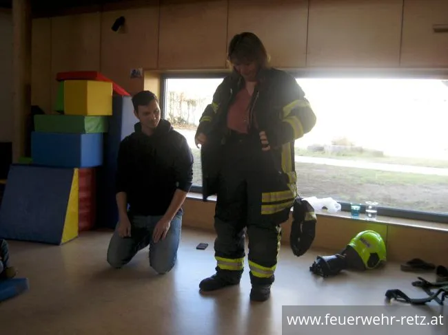 Foto 2, 07.03.2019, Feuerwehr besucht Kindergarten - Kinder begeistert von Helm und Einsatzjacke Foto 2, 07.03.2019, Feuerwehr besucht Kindergarten - Kinder begeistert von Helm und Einsatzjacke