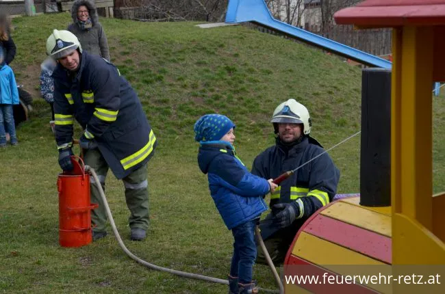 Foto 13, 19.03.2019, Küchenbrand mit einer vermissten Person - Übung im Kindergarten Retz Foto 13, 19.03.2019, Küchenbrand mit einer vermissten Person - Übung im Kindergarten Retz