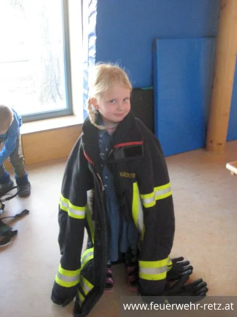 Foto 4, 07.03.2019, Feuerwehr besucht Kindergarten - Kinder begeistert von Helm und Einsatzjacke Foto 4, 07.03.2019, Feuerwehr besucht Kindergarten - Kinder begeistert von Helm und Einsatzjacke