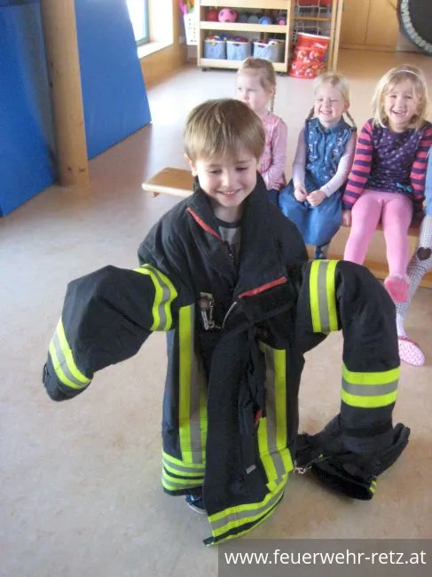 Foto 5, 07.03.2019, Feuerwehr besucht Kindergarten - Kinder begeistert von Helm und Einsatzjacke Foto 5, 07.03.2019, Feuerwehr besucht Kindergarten - Kinder begeistert von Helm und Einsatzjacke