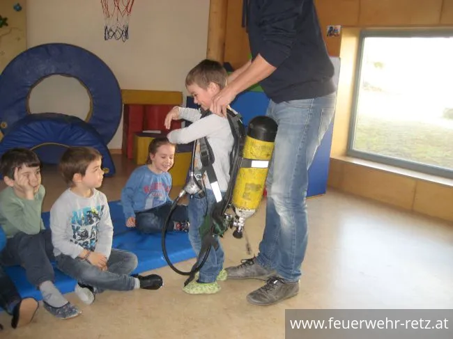 Foto 6, 07.03.2019, Feuerwehr besucht Kindergarten - Kinder begeistert von Helm und Einsatzjacke Foto 6, 07.03.2019, Feuerwehr besucht Kindergarten - Kinder begeistert von Helm und Einsatzjacke