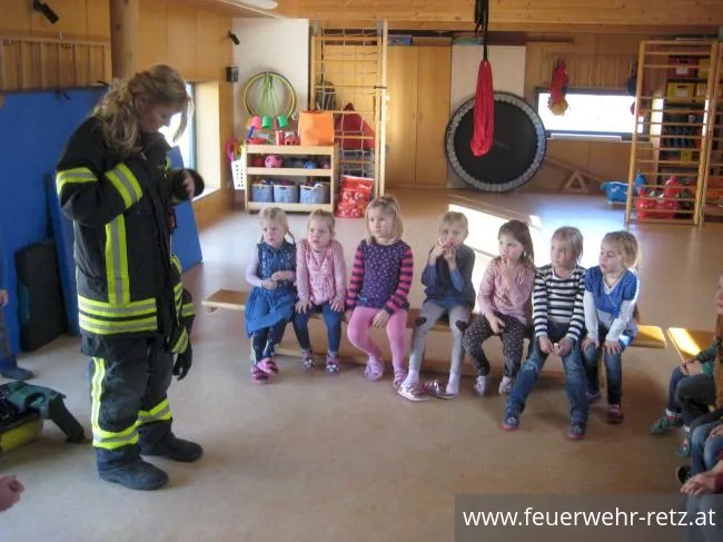 Foto 7, 07.03.2019, Feuerwehr besucht Kindergarten - Kinder begeistert von Helm und Einsatzjacke Foto 7, 07.03.2019, Feuerwehr besucht Kindergarten - Kinder begeistert von Helm und Einsatzjacke