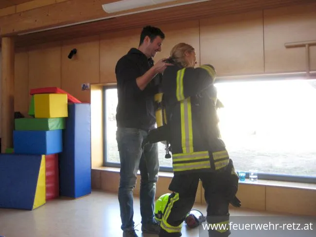Foto 8, 07.03.2019, Feuerwehr besucht Kindergarten - Kinder begeistert von Helm und Einsatzjacke Foto 8, 07.03.2019, Feuerwehr besucht Kindergarten - Kinder begeistert von Helm und Einsatzjacke