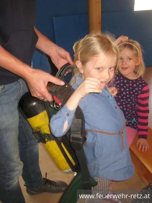 Foto 9, 07.03.2019, Feuerwehr besucht Kindergarten - Kinder begeistert von Helm und Einsatzjacke Foto 9, 07.03.2019, Feuerwehr besucht Kindergarten - Kinder begeistert von Helm und Einsatzjacke