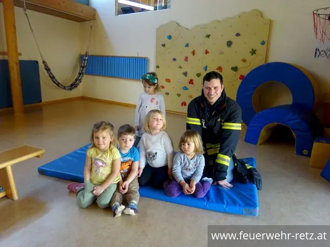 Foto 10, 07.03.2019, Feuerwehr besucht Kindergarten - Kinder begeistert von Helm und Einsatzjacke Foto 10, 07.03.2019, Feuerwehr besucht Kindergarten - Kinder begeistert von Helm und Einsatzjacke