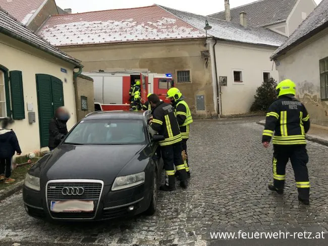 Foto 2, 12.01.2021, Technischer Einsatz - Eingeschlossen - Feuerwehr befreite Kleinkind aus Auto