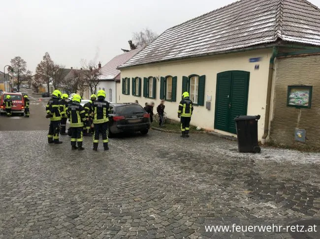 Foto 3, 12.01.2021, Technischer Einsatz - Eingeschlossen - Feuerwehr befreite Kleinkind aus Auto
