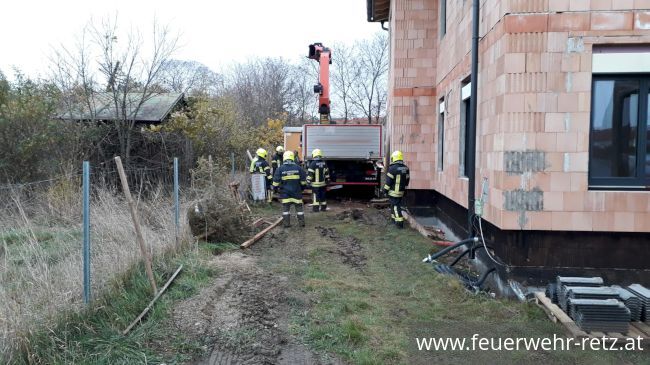 Foto 1, 16.11.2019, Technischer Einsatz - LKW auf Baustelle eingesunken