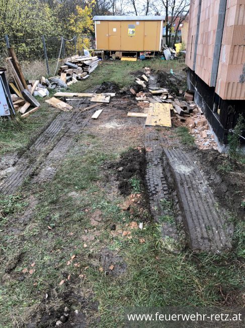 Foto 2, 16.11.2019, Technischer Einsatz - LKW auf Baustelle eingesunken
