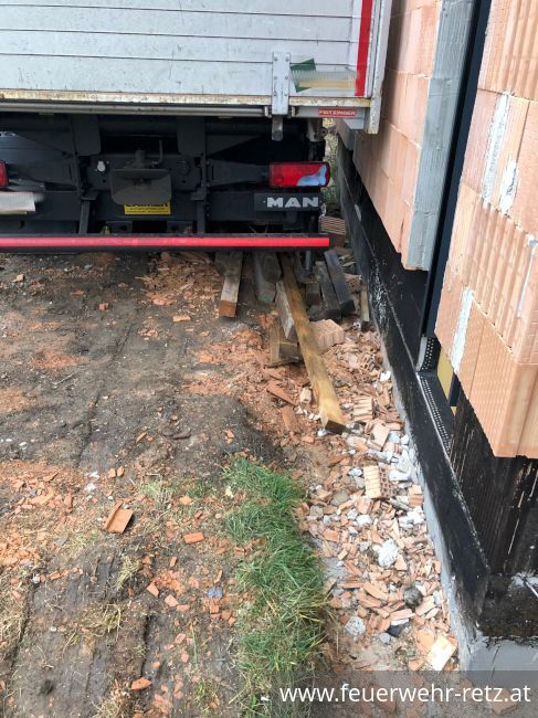 Foto 3, 16.11.2019, Technischer Einsatz - LKW auf Baustelle eingesunken