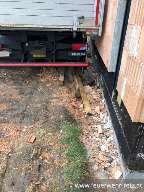 Foto 3, 16.11.2019, Technischer Einsatz - LKW auf Baustelle eingesunken Foto 3, 16.11.2019, Technischer Einsatz - LKW auf Baustelle eingesunken