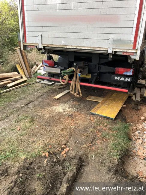 Foto 10, 16.11.2019, Technischer Einsatz - LKW auf Baustelle eingesunken Foto 10, 16.11.2019, Technischer Einsatz - LKW auf Baustelle eingesunken