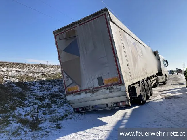 Foto 2, 14.02.2021, Technischer Einsatz - LKW drohte umzustürzen