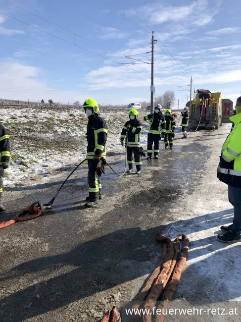 Foto 3, 14.02.2021, Technischer Einsatz - LKW drohte umzustürzen